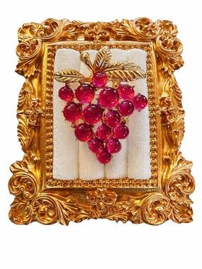 Vintage Style Re Pink Glass Grape Cluster Brooch Gold Tone Leaf Pin